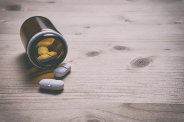 Boite de médicament renversée sur une table