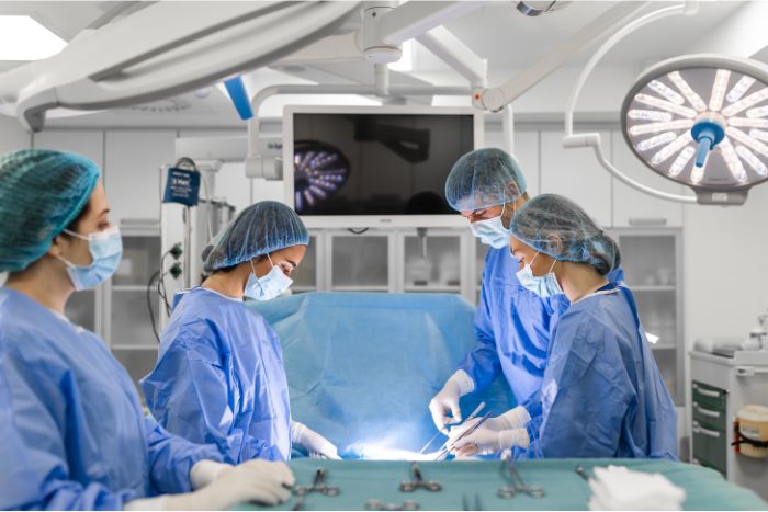 Image d'une salle de chirurgie avec du personnel médical